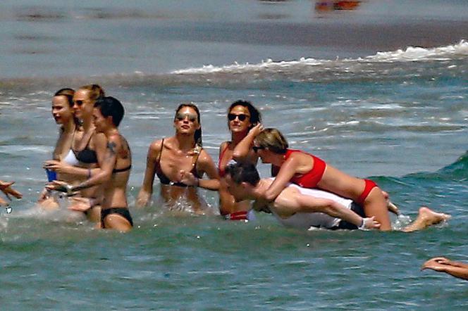 Taylor Swift, Tom Hiddleston, Blake Lively, Ryan Reynolds, Gigi Hadid i inni na plaży