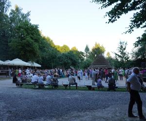 Sielanka na parkiecie w Muzeum Wsi Lubelskiej pod gołym niebem! Za nami kolejna potańcówka w rytmie miejskiego folkloru z Warszawy i Lwowa