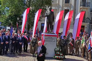 Dużo emocji podczas odsłonięcia pomnika ś.p. Lecha Kaczyńskiego przed Dworcem PKP w Tarnowie