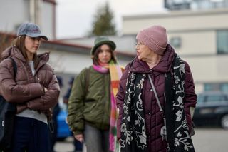 Na Wspólnej odc. 4026. Krystyna Agier (Małgorzata Knothe), Ula (Julia Jurek), Dorota (Anastazja Kohut)