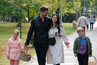 M jak miłość odc. 1703. Iza (Adriana Kalska), Szymek (Staś Szczypiński), Maja (Laura Jankowska), Marcin (Mikołaj Roznerski)