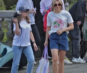 Małgorzata Socha przebiera się w parku