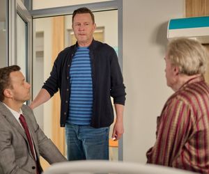 Na Wspólnej odc. 4036. Wojtek (Wojciech Błach), Juliusz (Daniel Olbrychski)