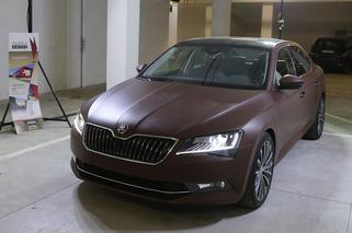 Skoda Superb III pokryta skórą