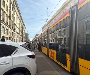 Paraliż w centrum Warszawy. Kierowca BWM zaparkował na torach. Wszystko stanęło!
