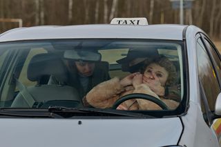 Beata napadnięta! Przystawią jej nóż do gardła.