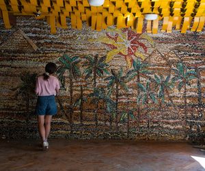 Czyszczenie mozaiki w Kiekrzu z bazgrołów