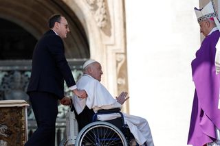 Papież Franciszek pojawił się na placu Świętego Piotra 