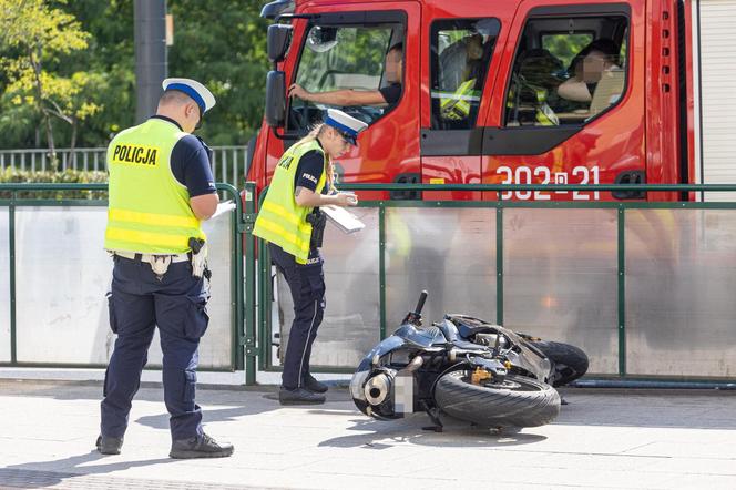 Motocyklista wjechał w przystanek