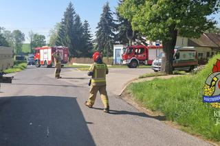 Ganek i balkon legły w gruzach. Kierowca został ranny 