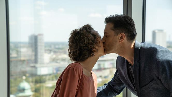 Na dobre i na złe, odcinek 720. Julka Burska (Aleksandra Hamkało), Marcin Molenda (Filip Bobek)