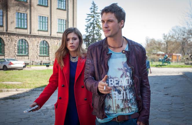 To nie koniec świata 2 sezon odc. 24. Monika (Klaudia Halejcio), Aleks (Mikołaj Roznerski)