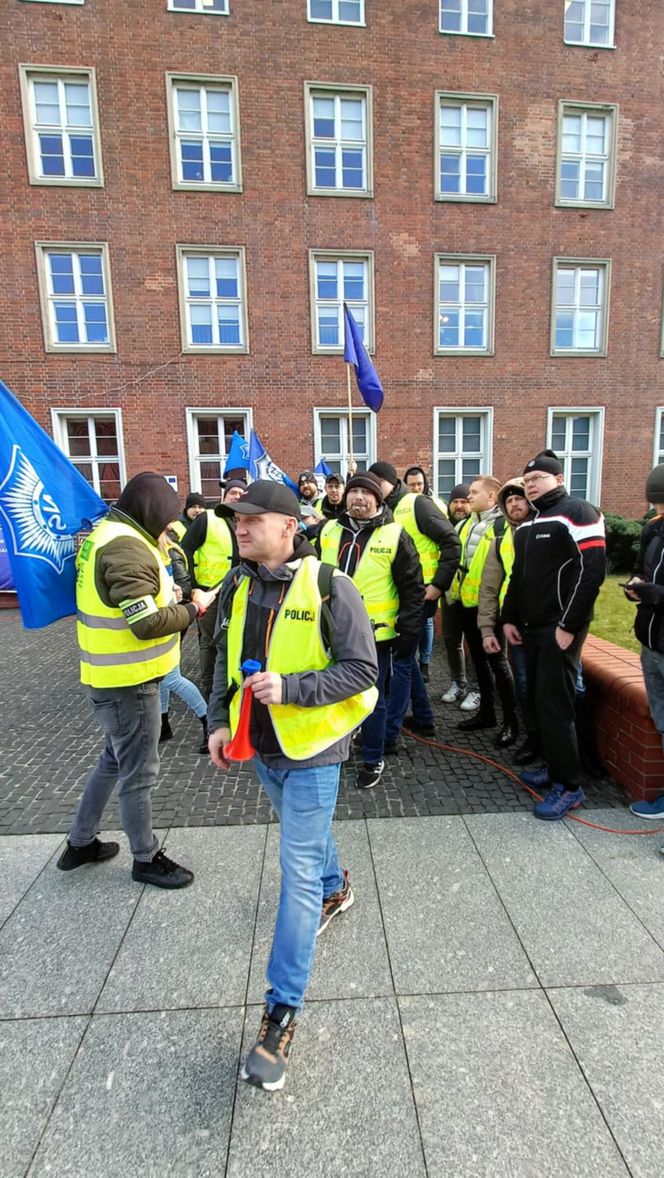 Protest służb mundurowych w Gdańsku! Na miejscu kilkuset funkcjonariuszy z Pomorza 