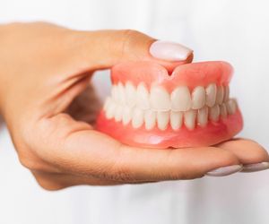 Protezy zębowe: stałe czy ruchome? Poznaj różnice, zanim zdecydujesz 