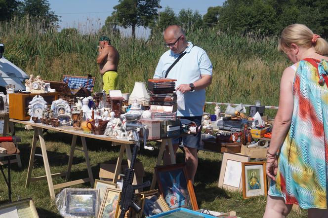 Pchli targ, czyli wyprzedaż garażowa w podbydgoskich Przyłękach [ZDJĘCIA]