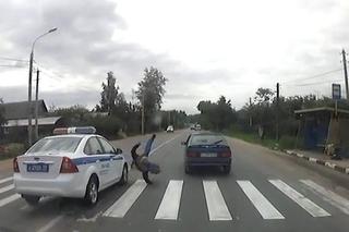 ZGROZA! Policjant potrącił pieszego na przejściu - WIDEO
