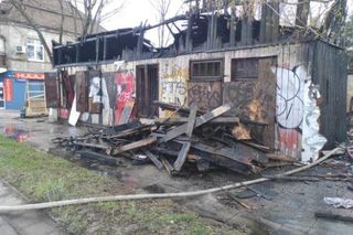 Pożar komórek przy ul. Rzgowskiej w Łodzi. Nie żyje jedna osoba