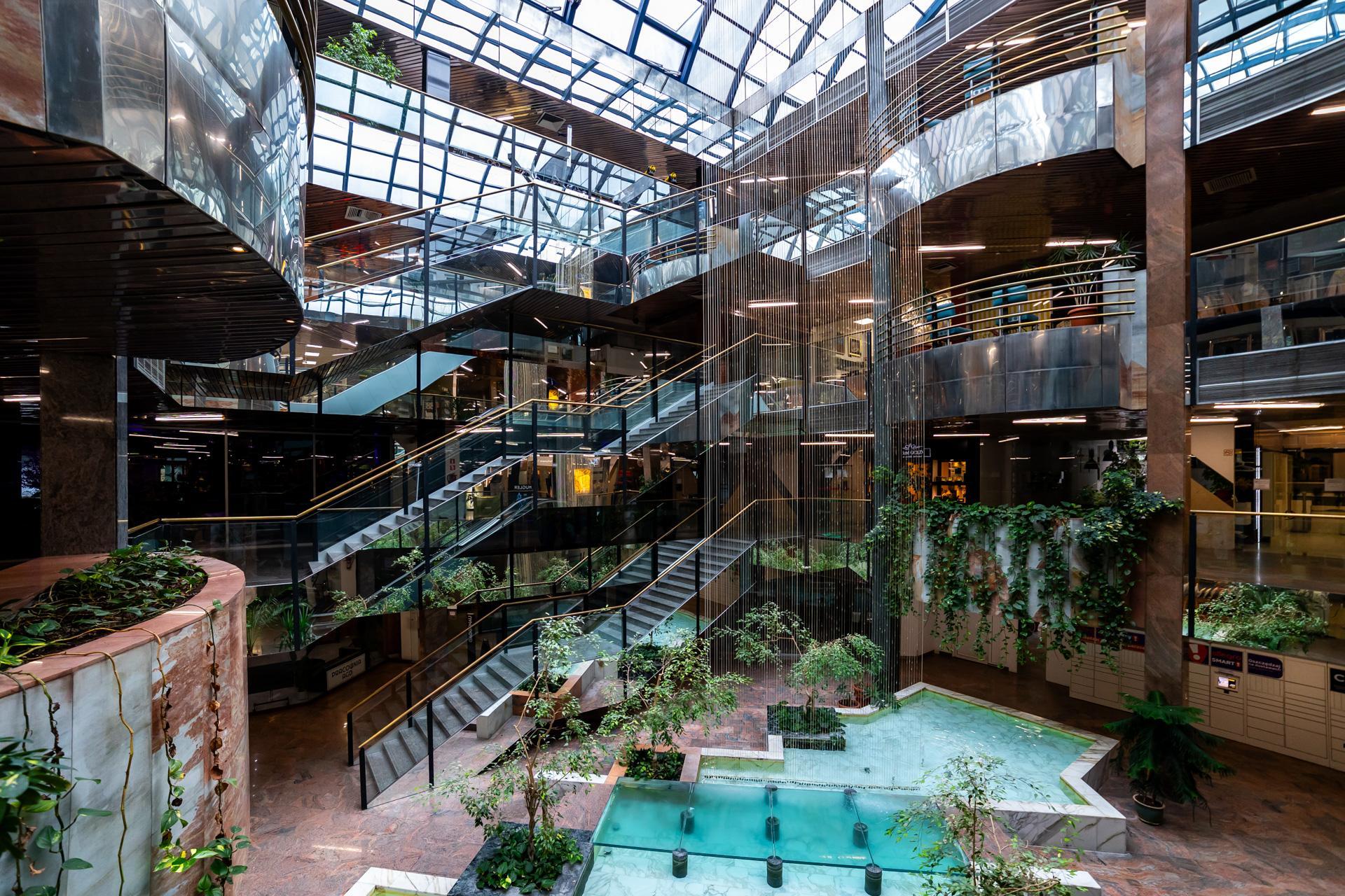 A symbol of luxury in the 90s, see the interior of Warsaw's first shopping mall