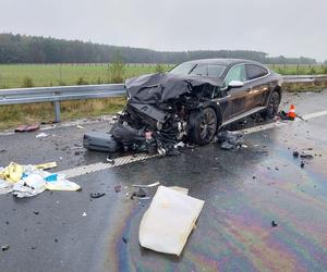 Poważny wypadek na S5 koło Leszna. Samochód uderzył w małzeństwo