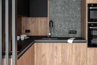 Czarna kuchnia z drewnem