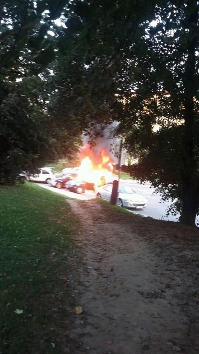 Pożar dwóch samochodów na Kopczyńskiego w Rzeszowie