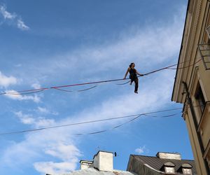 Spacerują po linach nad głowami przechodniów. Trwa Urban Highline Festival
