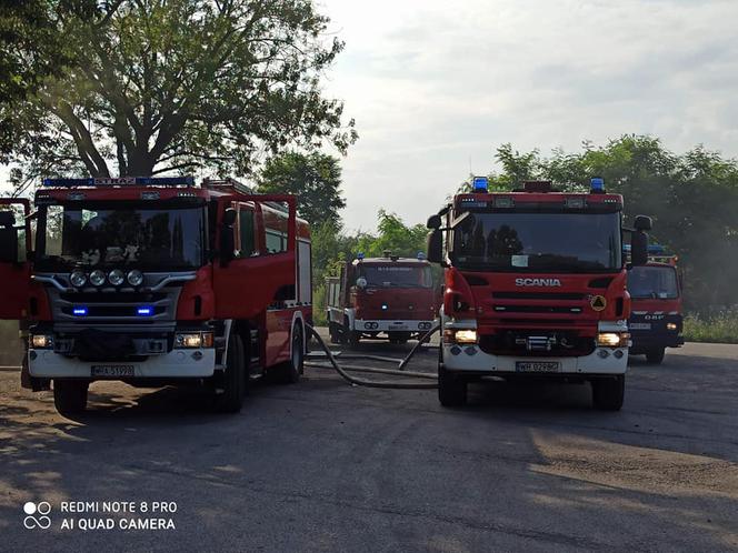 Pożar na terenie byłej cementowni w Wierzbicy. Paliły się bele materiałów!