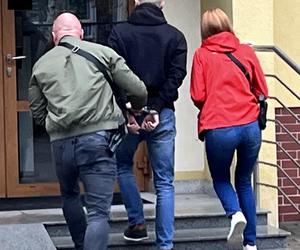 Łukasz M. który zastrzelił 30-latka w Unisławiu doprowadzony do prokuratury w Toruniu