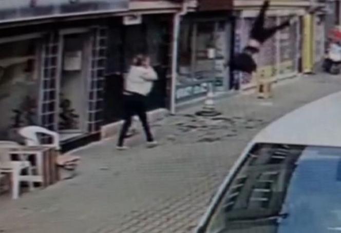 15-latka robiła selfie, spadła z dachu na beton! Szokujące nagranie monitoringu
