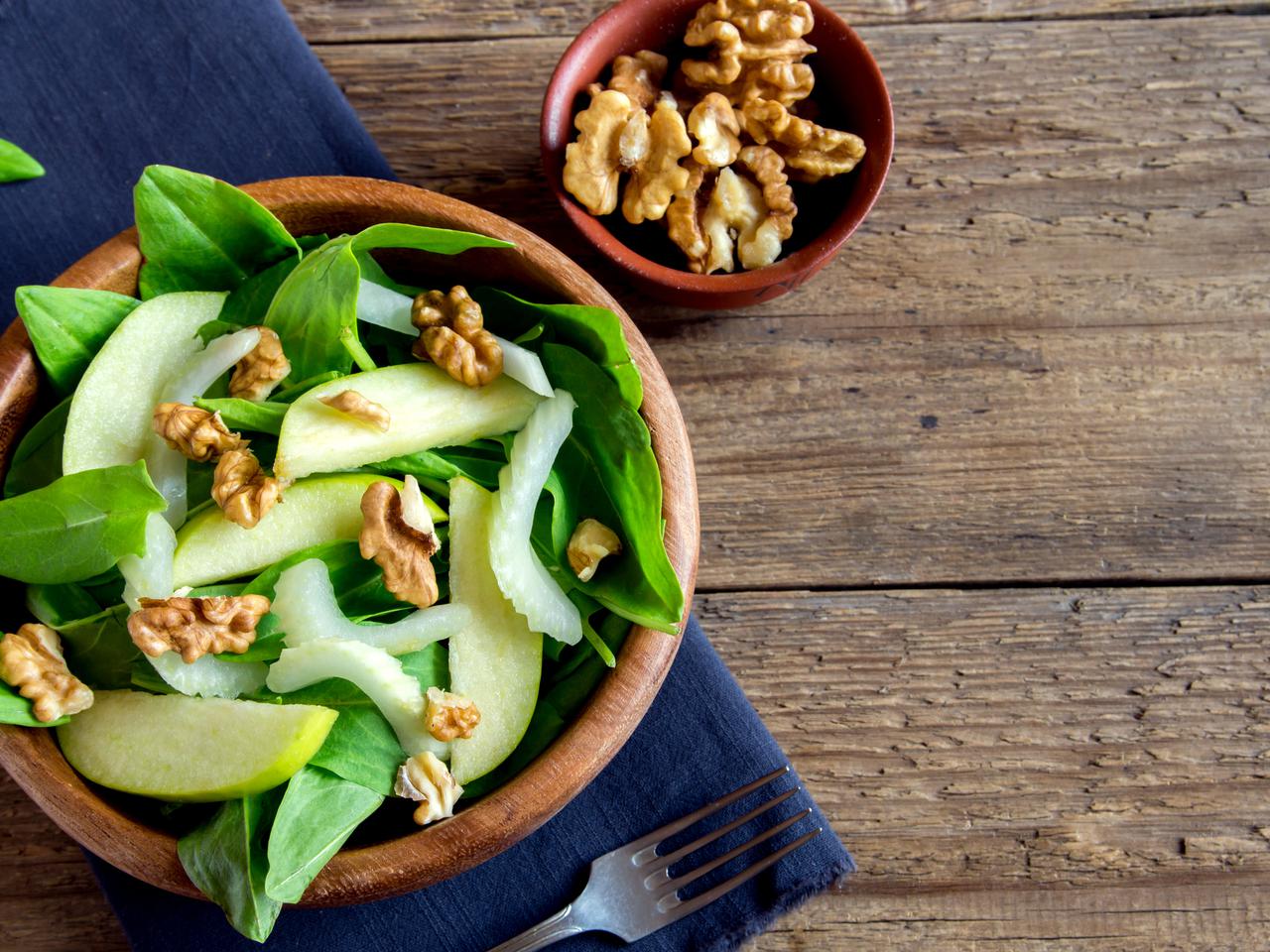 Sałatka z selera naciowego z orzechami i jabłkami