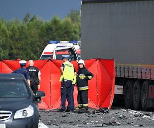 Tragiczny wypadek w Krzepicach. Auto czołowo zderzyło się z TIRem