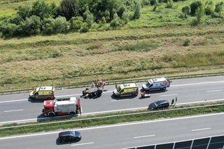 Wypadek na A4. Siedem osób poszkodowanych po zderzeniu osobówki z kamperem. Poważne utrudnienia