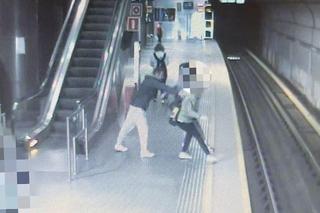 Próbował wepchnąć dwie osoby pod rozpędzony pociąg metra. Poszukuje go policja 
