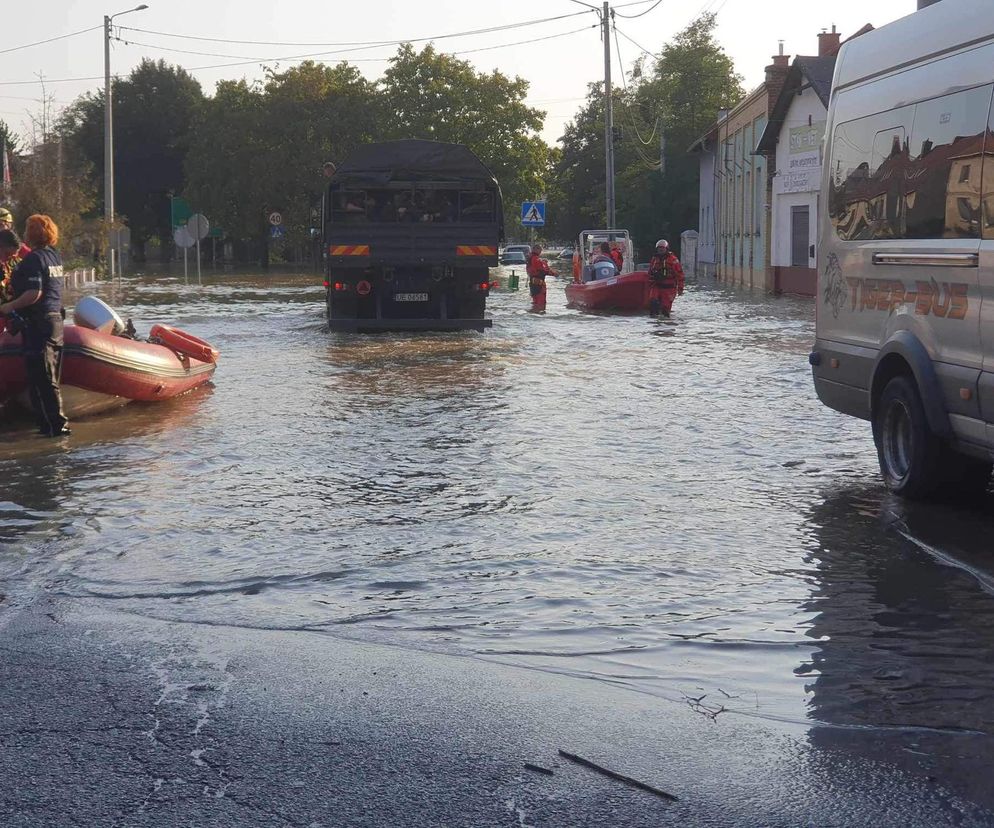 Opolskie. Powódź w Lewinie Brzeskim. 90 procent miasta zostało zalane [ZDJĘCIA].