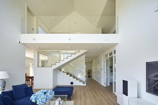 Schody w salonie - drewniane, betonowe, stalowe, szklane, jednobiegowe, dwubiegowe a może kręcone. Jest w czym wybrać