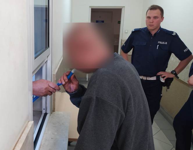 Kumiała. Pijany wjechał do stawu. I zasnął