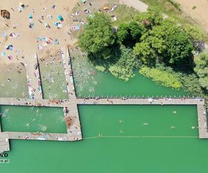 Ogromny pomost i piaszczysta plaża. To miejsce na Mazurach przyciąga tłumy turystów. Zobacz zdjęcia