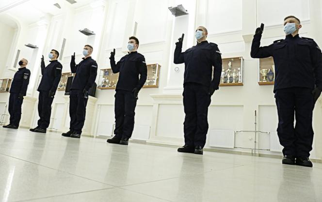 NOWI POLICJANCI w Lubelskiem. 49 funkcjonariuszy złożyło ślubowanie [ZDJĘCIA]