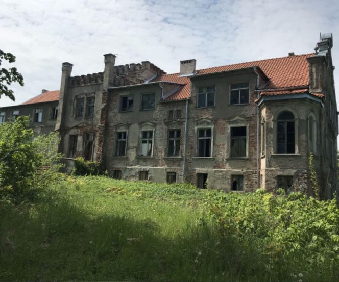 Ta wieś na Mazurach „pamięta” średniowiecze. Z tamtejszym dworem wiąże się zaskakująca legenda
