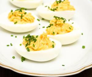 Jajka faszerowane fetą to kulinarny raj na talerzu. Spróbuj i przekonaj się sam