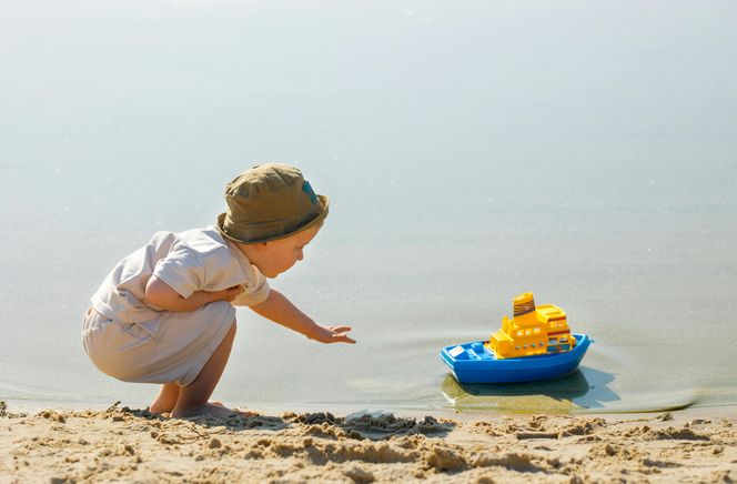 Dziecko na plaży – nie spuszczaj go z oczu