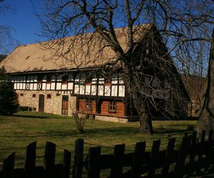 Dom o konstrukcji przysłupowo-zrębowo-ryglowej wypełniony szachulcem z końca XVIII w.