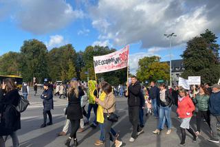  Z transparentami blokowali skrzyżowanie Nowosolnej w Łodzi! To kolejny protest mieszkańców!