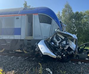 Tragedia na torach. Bus zderzył się z pociągiem. Kierowca nie żyje