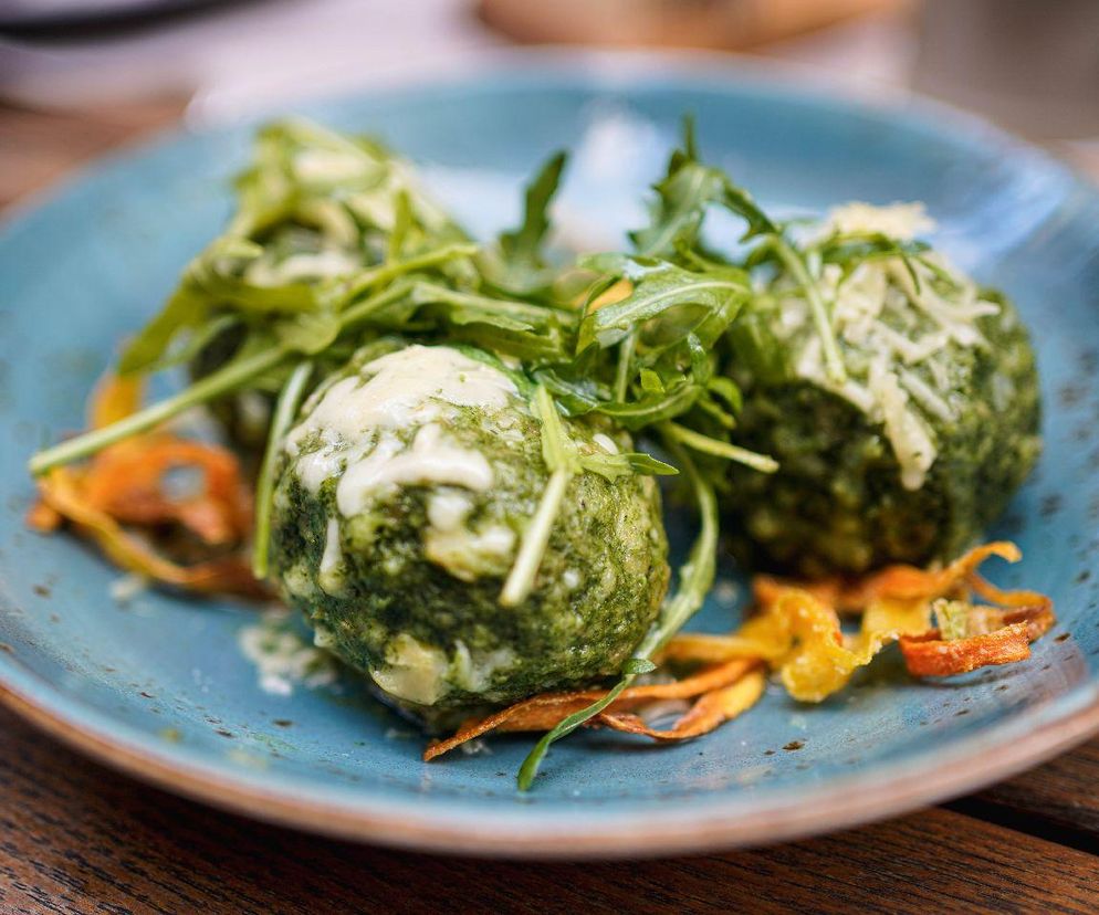 Ten przepis przywiozłam z wakacji w austriackich Alpach. Tyrolskie knedle szpinakowe to hit w moim domu 