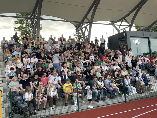 Kibice na otwarciu stadionu w Starachowicach