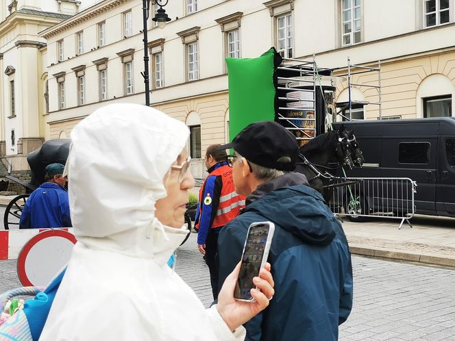 Co się dzieje na Krakowskim Przedmieściu w Warszawie? Rosyjskie napisy na ulicach