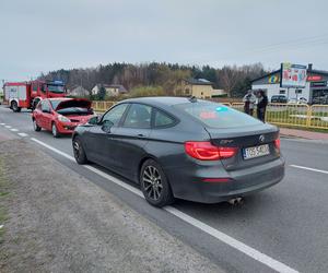 Poranny wypadek na drodze nr 42 w Kuczowie. Zderzyły się dwa auta osobowe i bus