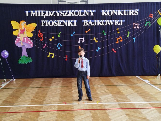 Uczniowie z klas I-III zaprezentowali w SP nr 10 w Siedlcach piosenki z różnych bajek