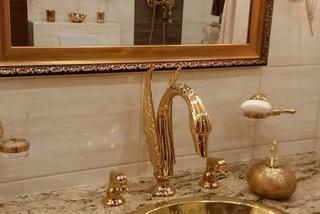  Ponadczasowa  łazienka ze złotymi detalami